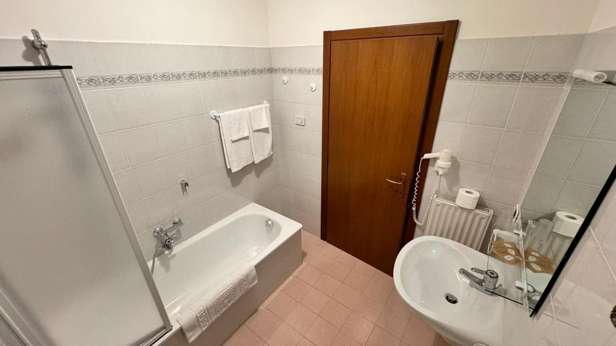 Albergo Stella Alpina เทนโน ภายนอก รูปภาพ