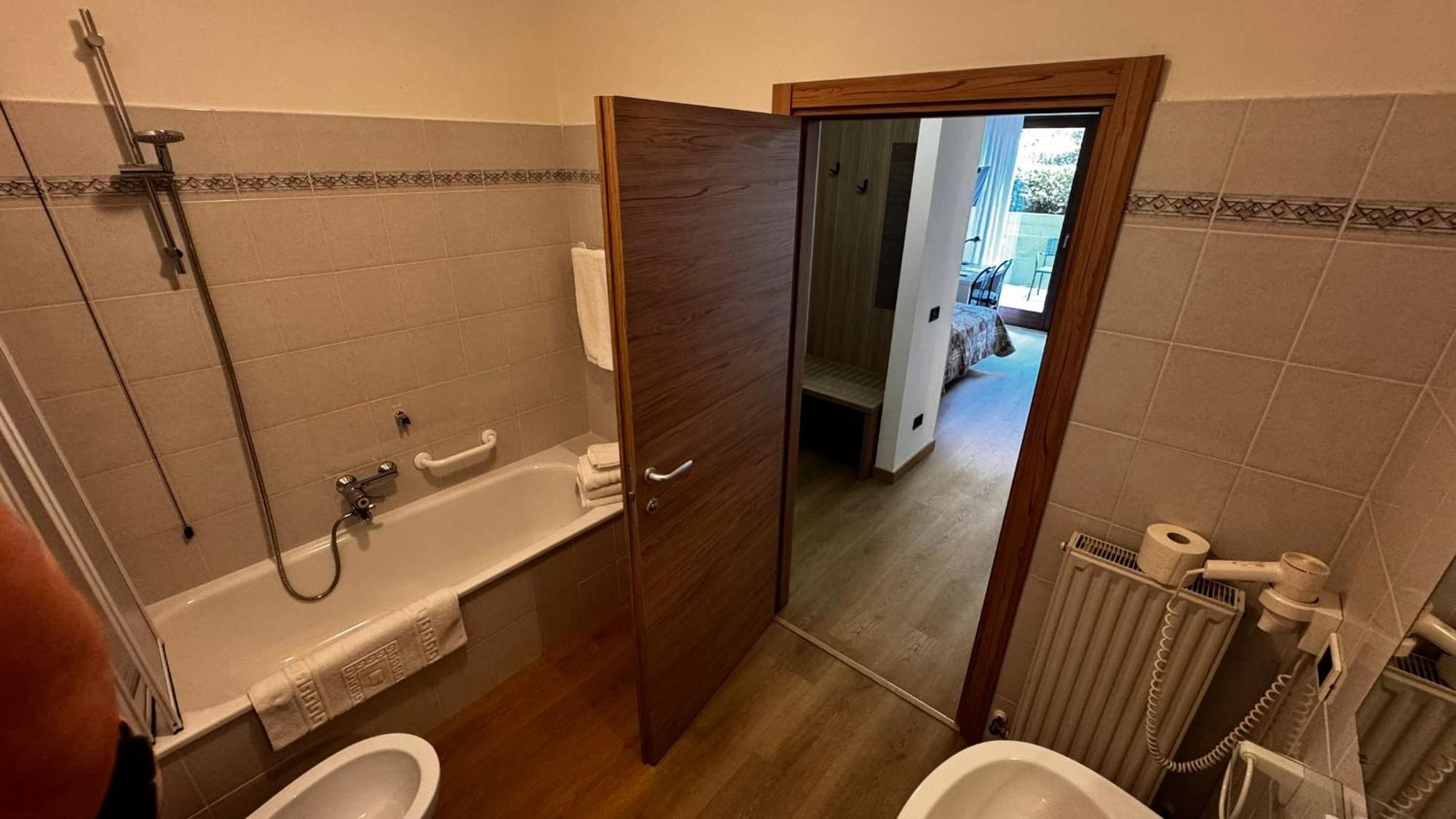 Albergo Stella Alpina เทนโน ภายนอก รูปภาพ
